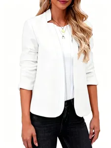 Dettaglio ravvicinato della giacca blazer donna tinta unita aperta manica lunga moda.