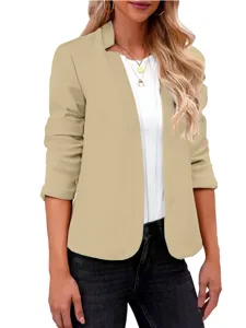 Dettaglio ravvicinato del blazer casual kaki, maniche lunghe eleganti e colletto chic.