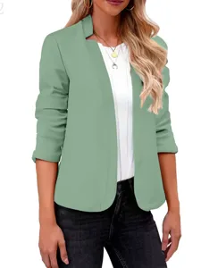 Vista dettagliata della giacca blazer cardigan da donna a maniche lunghe tinta unita.