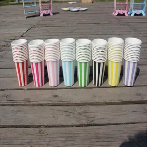 Vue détaillée de gobelets en carton jetables à rayures verticales colorées pour fête d'anniversaire.