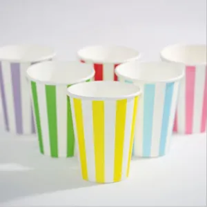 Gobelets en papier jetables à rayures verticales colorées pour fête d'anniversaire.