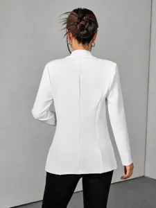 Rückansicht Detail der weißen Damen Slim-Fit Revers Blazer Jacke, feine Verarbeitung.