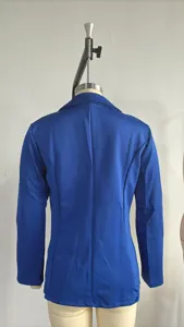 Rückdetekt des königsblauen Damen Slim-Fit Blazers, professionelle Bürokleidung Detail.