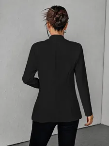 Rückansicht Details der schwarzen taillierten Damen Blazer Jacke mit Reverskragen.