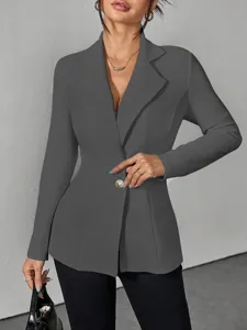 Nahaufnahme des dunkelgrauen taillierten Blazers mit klassischem Revers und einem Knopf.