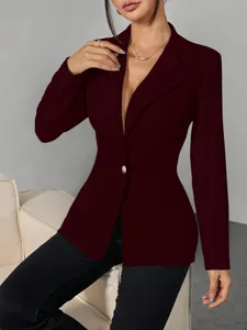 Detailansicht der eleganten burgunderroten Damen Blazerjacke mit tailliertem Schnitt.