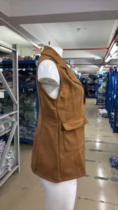 Seitenansicht Detail der modischen Damen Velourslederweste mit Reverskragen und Taschen.