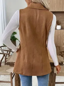 Rückansicht einer braunen Damen-Wildlederimitat-Weste mit weißem Ripp-Langarmshirt.