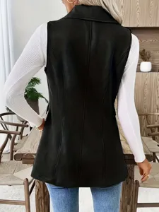 Rückdetail der schwarzen Lederreversweste kombiniert mit einem weißen Rippshirt.