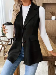 Detailansicht der stylischen schwarzen Reversweste kombiniert mit einem weißen Oberteil.