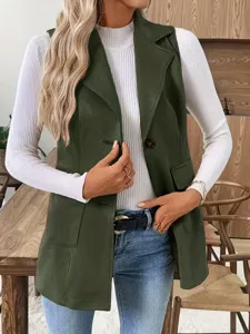Damen dunkelgrüne Kunstleder-Weste mit Revers im Detail, ärmellose Weste für den Herbst.