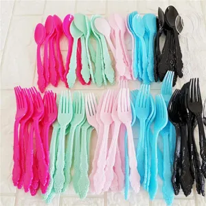 Juego colorido de tenedores y cucharas de plástico desechables para postres y fruta