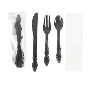 Set de cubiertos desechables de plástico negro con mango grabado, cuchillo tenedor y cuchara.