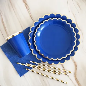 Set di stoviglie usa e getta in carta blu reale e oro per feste di compleanno, piatti e cope.