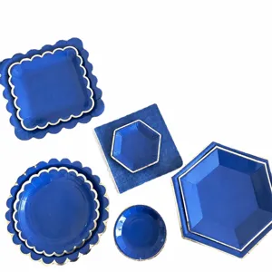 Set di stoviglie di carta usa e getta blu reale e oro per feste di compleanno.