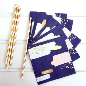 Set di tovaglioli di carta con design astratto blu marino e oro con cannucce per feste.