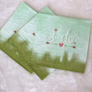 Groene verloop papieren servetten met i do tekst en hart pijlen ontwerp voor feestelijke bruiloften.