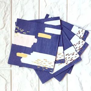 Tovaglioli di carta usa e getta con design astratto a pennellata blu rosa e oro.