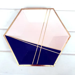 Piatti di carta esagonali per feste, design geometrico rosa e blu scuro per party.
