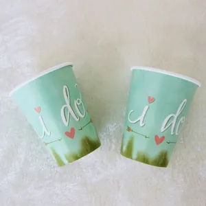 Mintgroene papieren bekers met i do tekst en hartjes, perfect voor feest en huwelijksdecoratie.