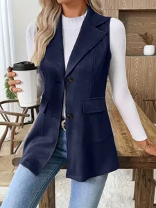 Nahaufnahme Detail der dunkelblauen Damen Revers Weste kombiniert mit weißem Rippshirt.