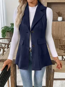 Detailaufnahme einer dunkelblauen Damen Reversweste mit Knöpfen und praktischen Taschen.