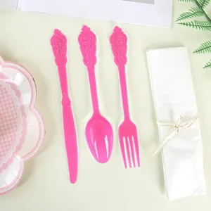 Ensemble de couverts jetables en plastique rose fourchette cuillère couteau style vintage fête.