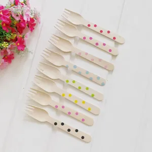Disposable wooden forks 16cm with colorful polka dots, perfect for birthday parties.