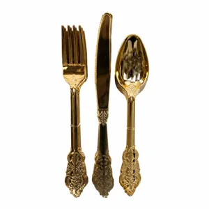 Ensemble de couverts en plastique doré jetable avec poignée gaufrée vintage pour le dessert.