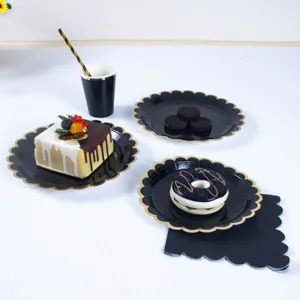 Set de vajilla de platos de papel desechables negro y oro, perfecto para fiesta de cumpleaños.