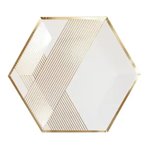 Piatto di carta esagonale bianco con elegante design a righe in lamina d'oro per feste.