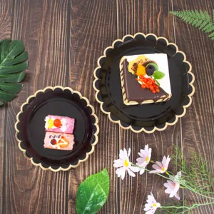 Juego de platos de papel desechables negros y dorados para fiestas de cumpleaños y tortas.