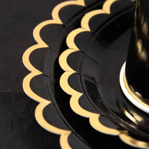 Platos desechables negros de papel con borde dorado elegante para vajilla de fiesta