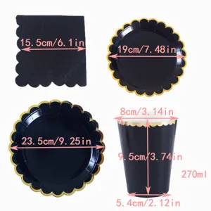 Conjunto de vajilla desechable de fiesta negro y oro con platos de papel, vasos y servilletas.