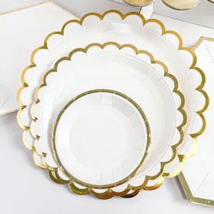 Piatti di carta usa e getta bianchi con bordo smerlato dorato per feste di compleanno.