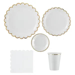Set piatti e bicchieri di carta usa e getta bianchi con bordo dorato per festa di compleanno.