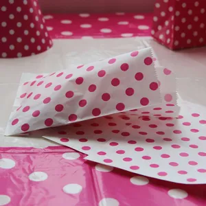 Bolsas de papel antigrasa con lunares rosas para envolver patatas fritas y pollo delicioso.