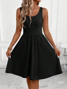 Summer women casual solid color sleeveless pleated tank dress elegant A-line midi dress.