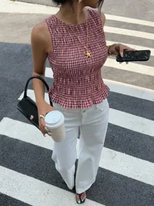 Canotta smockata a quadri rosa e nera, top estivo senza maniche dettaglio di moda.
