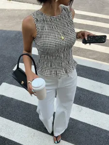 Canotta smockata a quadri bianco e nero, elegante top estivo senza maniche da donna.