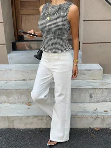 Top senza maniche a quadri neri e bianchi con scollo rotondo da donna estivo chic.