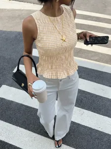 Top senza maniche arricciato a quadri da donna, vista dettagliata con vestibilità slim.