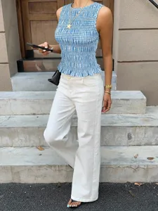 Dettaglio canotta arricciata a quadri vichy blu e bianca, vestibilità slim estiva.