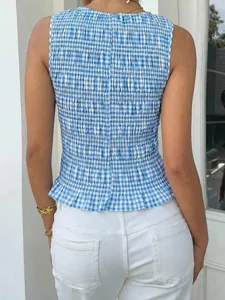 Top smock senza maniche a quadretti blu e bianchi, vestibilità aderente collo rotondo.