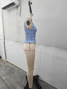 Canotta smanicata girocollo smockata a quadri blu e bianchi stile moda estiva.