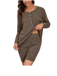 Geribbelde tweedelige loungewear set voor dames, casual top met lange mouwen en shorts.