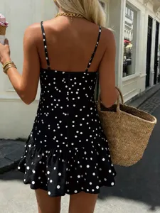 Vue détaillée de la robe courte nuisette noire à pois élégante avec ourlet à volants.