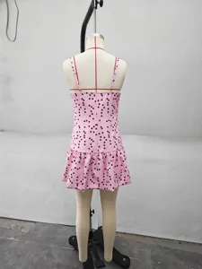 Vue détaillée de la robe nuisette à pois rose montrant le design des bretelles et l'ourlet.