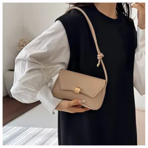 Vista dettagliata della borsa a tracolla beige in pelle con chiusura metallica per stile chic.