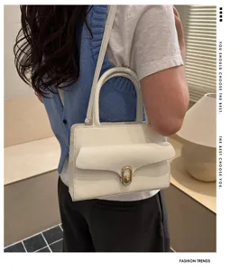 Elegante borsa a mano bianca in pelle texturizzata da donna, borsa a tracolla chic per lavoro.